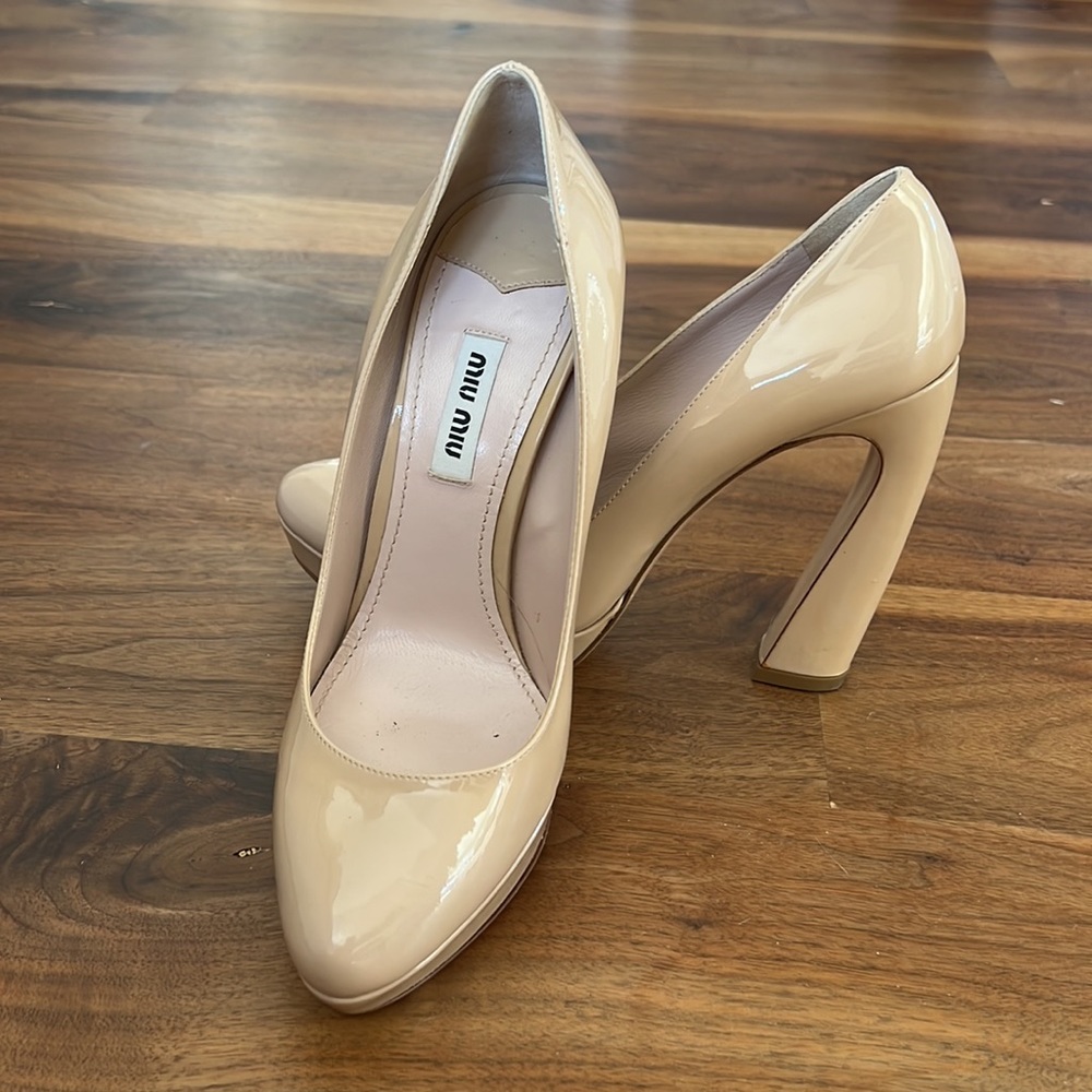 Miu Miu Calzature Donna Curved Heel Patent Leather Pump Cipria 37 1/2